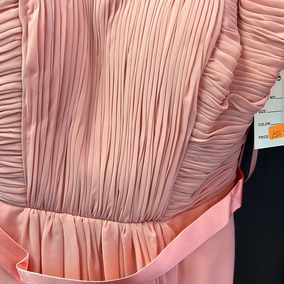 This dress is very elegant and feminine - Picture 3 of 7